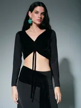 Top de terciopelo negro de manga larga, con escote en V y detalle de fruncido frontal con tiras ajustables.