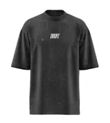 Remera de corte oversize con efecto lavado (washed) que le da un aspecto vintage y textura suave. Presenta un pequeño logo centrado en el pecho con el texto "DROPZ".