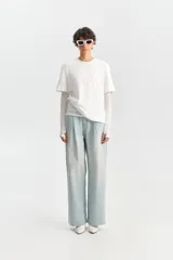 Camiseta blanca de manga corta con silueta holgada y cuello redondo.