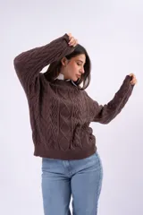 Sweater de punto con diseño de trenzas y rombos, color marrón, de cuello redondo y corte holgado.