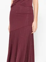 Pollera midi negra de punto, ajustada hasta la cadera y con caída suelta en las piernas.