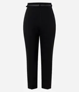 Pantalón carrot sastrero de color verde militar, confeccionado en crepé, con tiro alto, trabillas en la cintura y cierre frontal tradicional. Incluye un cinturón fino con hebilla.