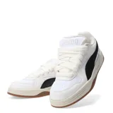 Championes Puma modelo Park Luna, de diseño urbano con inspiración skate. Presentan una capellada blanca con la franja lateral característica de la marca en color negro, cordones gruesos, entresuela en tono crema y suela de goma color caramelo.