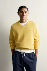 Jersey regular fit de punto tejido en hilatura de algodón, color amarillo, con cuello en V, manga larga y acabados en rib. Presenta un bordado de la marca Fruit of the Loom en el delantero.