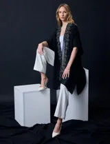 Kimono negro de gasa con apliques de brillos.