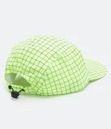 Gorra de ala recta, color verde lima fluorescente, con estampado de cuadrícula negra.