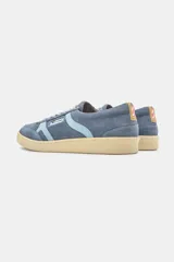 Zapatillas urbanas de diseño retro en tonos beige, marrón y celeste, confeccionadas en serraje con suela de goma color caramelo y cordones blancos.