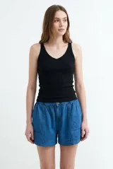 Top de punto rib color blanco, con tirantes finos y escote en V.