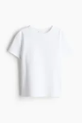 Remera de algodón blanca, de manga corta y cuello redondo acanalado, corte clásico y diseño liso.