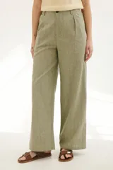 Pantalón de lino azul con finas rayas verticales color beige, corte palazzo y cintura alta.
