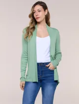Cardigan liviano de punto acanalado verde, con frente abierto sin cierres y mangas largas.