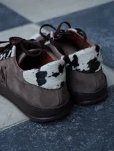 Championes de gamuza azul marino con detalles de estampado animal print de leopardo, cordones azules y suela de goma.
