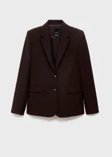 Chaqueta de traje color marrón oscuro, con cuello de solapa, cierre frontal de dos botones y bolsillos con solapa en los laterales.