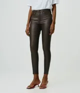 Pantalón skinny de mujer Cortelle, confeccionado en sarga de acabado resinado color marrón oscuro, con cintura mediana, bolsillos y cierre delantero tradicional.