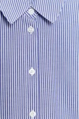 Camisa de manga larga con cuello solapa, cierre frontal con botones y bajo asimétrico, con estampado de rayas verticales.