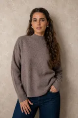 Buzo de punto con tacto suave, cuello alto y mangas largas, de diseño holgado y color visón.