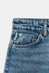 Shorts de jean de tiro medio con diseño de cinco bolsillos, cierre frontal con cremallera y botón, y bajo con acabado deshilachado.