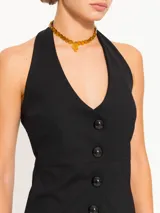 Top negro con cuello halter y diseño cruzado.