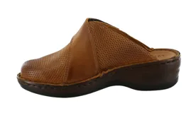 Zuecos de cuero color marrón con perforaciones y plantilla anatómica.