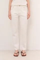 Pantalón de corte recto color caramelo, de tiro medio con bolsillos laterales y traseros, y presillas para cinturón.
