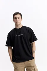 Remera de manga corta, escote redondo y fit regular, color negro, con un pequeño estampado blanco en el pecho.