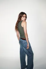 Camiseta blanca ajustada de poliamida con tirantes anchos y escote redondo.