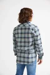 Camisa de viyela a cuadros color ladrillo, azul y blanco, de corte slim fit, manga larga, con bolsillo en el pecho y logo bordado.