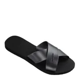 Sandalias tipo chinela Havaianas con diseño de tiras cruzadas en el empeine y acabado metalizado. Presentan una base texturizada con el logo de la marca grabado en las tiras y en la plantilla.