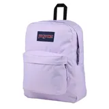 Mochila Jansport modelo Superbreak de color lila claro, con un compartimento principal grande y un bolsillo frontal con cierre. Posee asa superior negra.