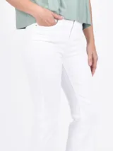 Pantalón de jean blanco, de corte recto y tiro alto, con terminación desflecada en el ruedo.