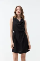 Vestido corto negro sin mangas, con escote drapeado y lazo fino para ajustar en la cintura.