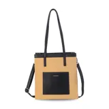 Cartera tipo tote de estructura vertical, color negro, con doble asa larga para llevar al hombro y correa desmontable y regulable. Cuenta con bolsillo frontal exterior de fácil acceso y detalles de costuras visibles.