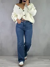 Pantalón de jean azul de corte wide leg.