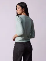 Buzo tejido en hilado fino color blanco, marca Vila Milano. Manga ¾ con pliegue en hombro.