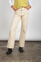 Jean tiro alto de algodón denim color celeste, con cuatro bolsillos, cierre de botón y cremallera, y diseño de pierna recta.