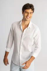 Camisa de lino Sergio K de corte clásico y relajado, color blanco, de manga larga con puños arremangados y cierre frontal con botones.