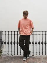 Remera gris jaspeado de algodón con corte boxy fit y bordado de olas verdes en el pecho.