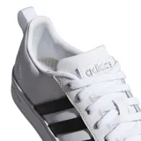 Championes Adidas Court Low de diseño clásico, color blanco con las icónicas tres tiras laterales en negro. Presentan puntera reforzada y suela de plataforma plana con el logo de la marca grabado en el lateral.
