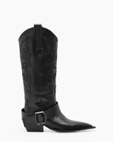 Bota texana de cuero negro con bordados en el caño, punta fina y correa con hebilla metálica.