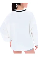 Buzo Fila de estilo coreano, color blanco con cuello en V y puños acanalados en contraste negro, manga larga y gran logotipo frontal de la marca.