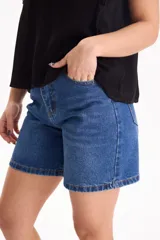 Short de jean negro con elastano, de corte mom, tiro alto y diseño clásico de cinco bolsillos.
