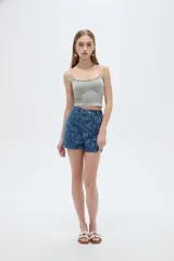 Short de jean tiro alto con bolsillos y estampado floral láser en toda la prenda.