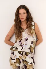 Musculosa con cuello en V, sin mangas y estampado floral de pétalos en tonos naturales, verde y lila.