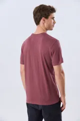 Remera lisa de manga corta y cuello redondo, color gris oscuro, de calce cómodo con pequeño logo bordado en el pecho.