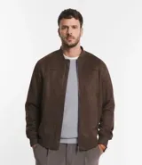 Chaqueta bomber azul marino lisa, con cierre frontal, cuello redondo y bolsillos laterales.