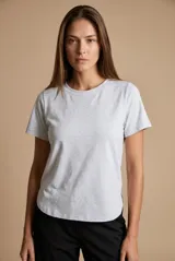 Remera de algodón con elastano, color gris melange, de corte al cuerpo, cuello redondo y mangas cortas.