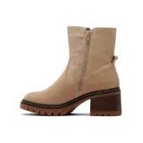 Bota de caña media confeccionada en cuero gamuzado color beige, con cierre lateral metálico, taco cuadrado de madera y suela track dentada.