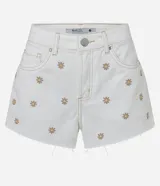 Short de sarga color blanco con bordado de margaritas, tiro medio, corte slim, bolsillos y dobladillo desflecado.