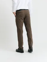 Pantalón de corte clásico confeccionado en algodón sarga con elastano. Presenta bolsillos delanteros inclinados y bolsillos traseros de ribete.