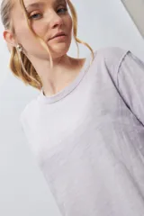 Remera de algodón de manga corta con cuello redondo, diseño básico y corte clásico.